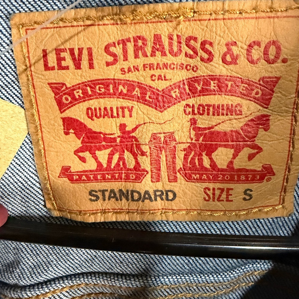Levi’s Original Trucker Jacket Dark Wash Denim NWT Classic Fit - Picture 3 of 4